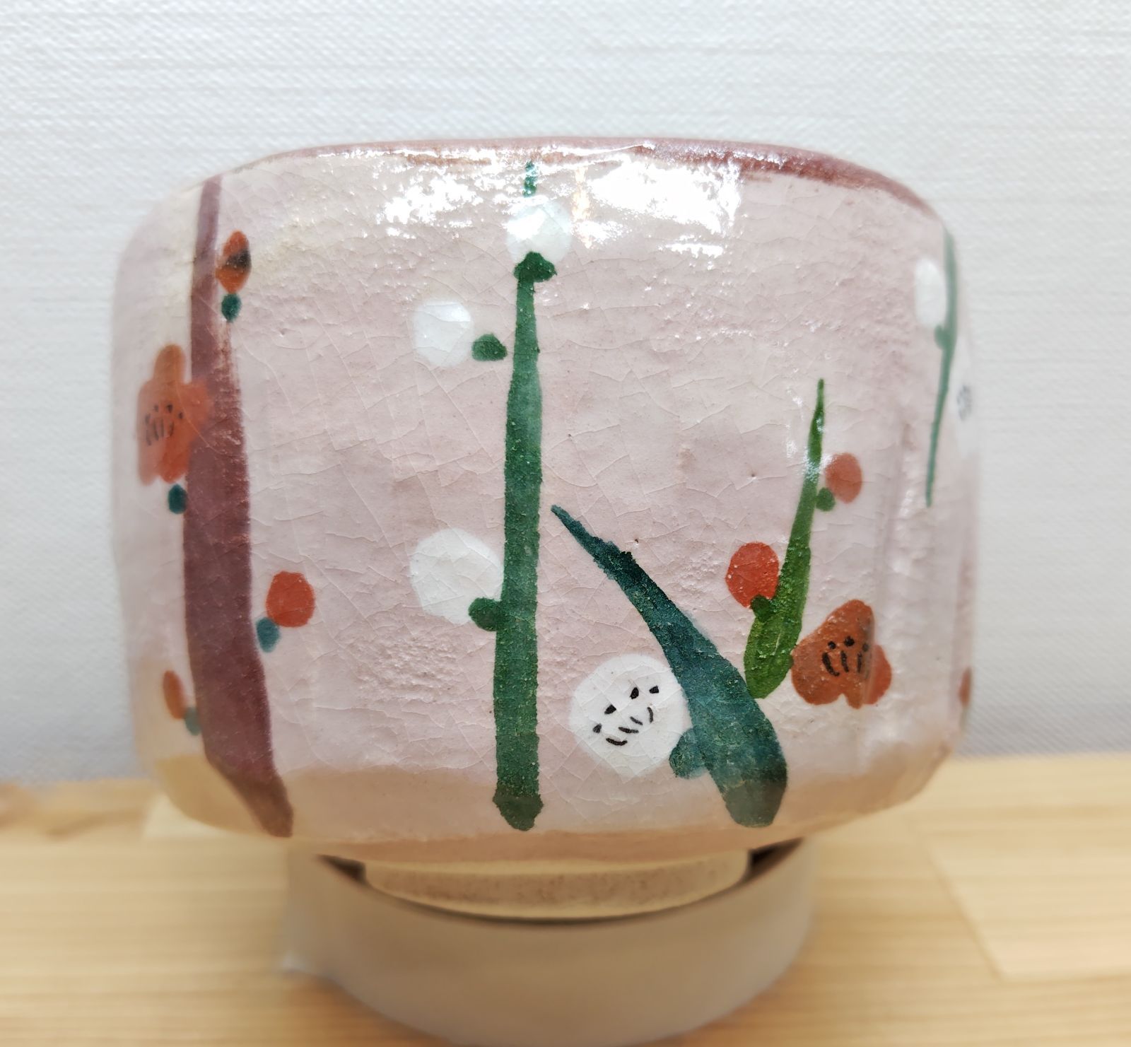 逢絢亭・新品】茶道具 茶碗 楽焼 赤楽 槍梅の絵 吉村楽入 共箱入り