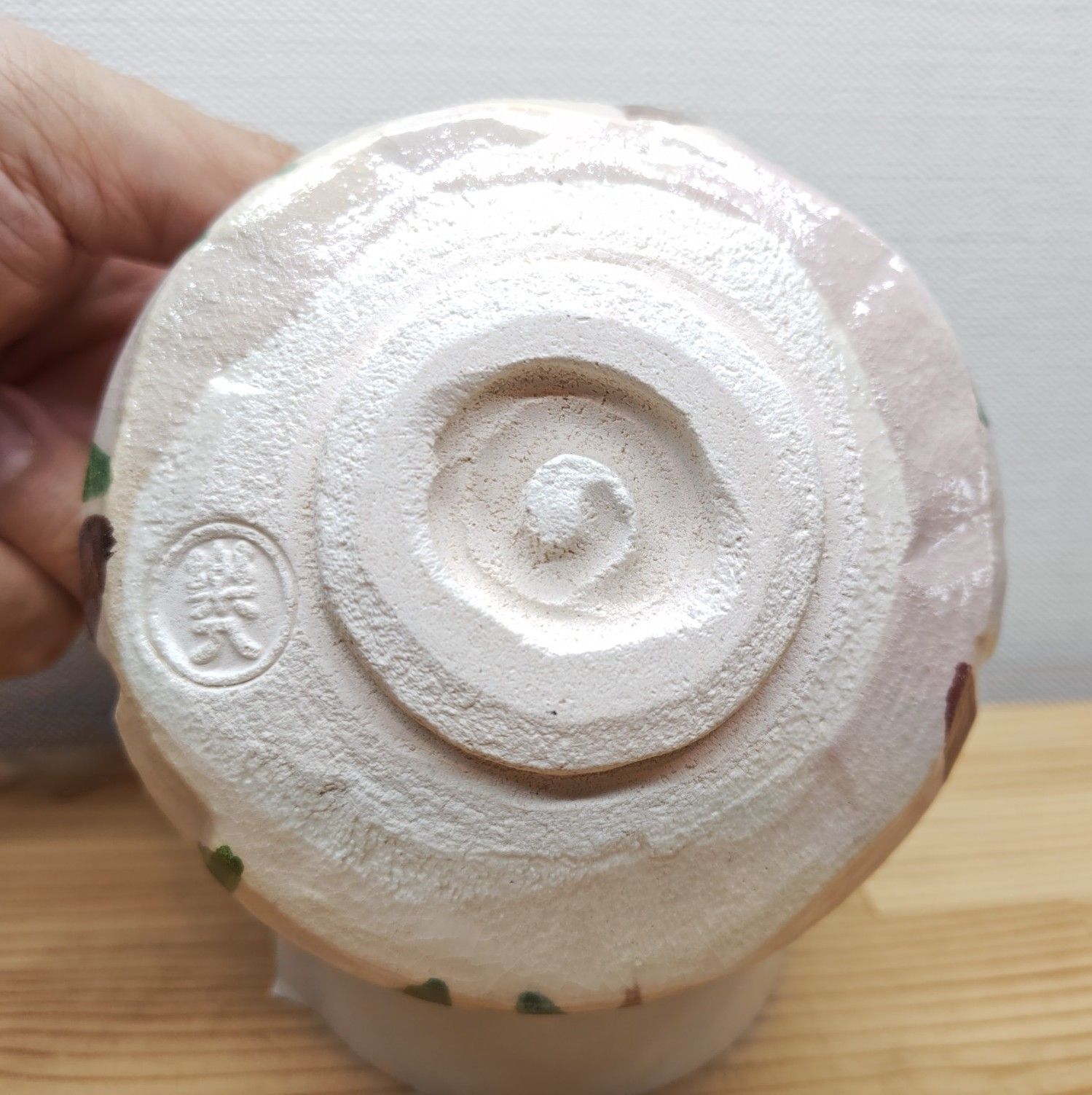 逢絢亭・新品】茶道具 茶碗 楽焼 赤楽 槍梅の絵 吉村楽入 共箱入り