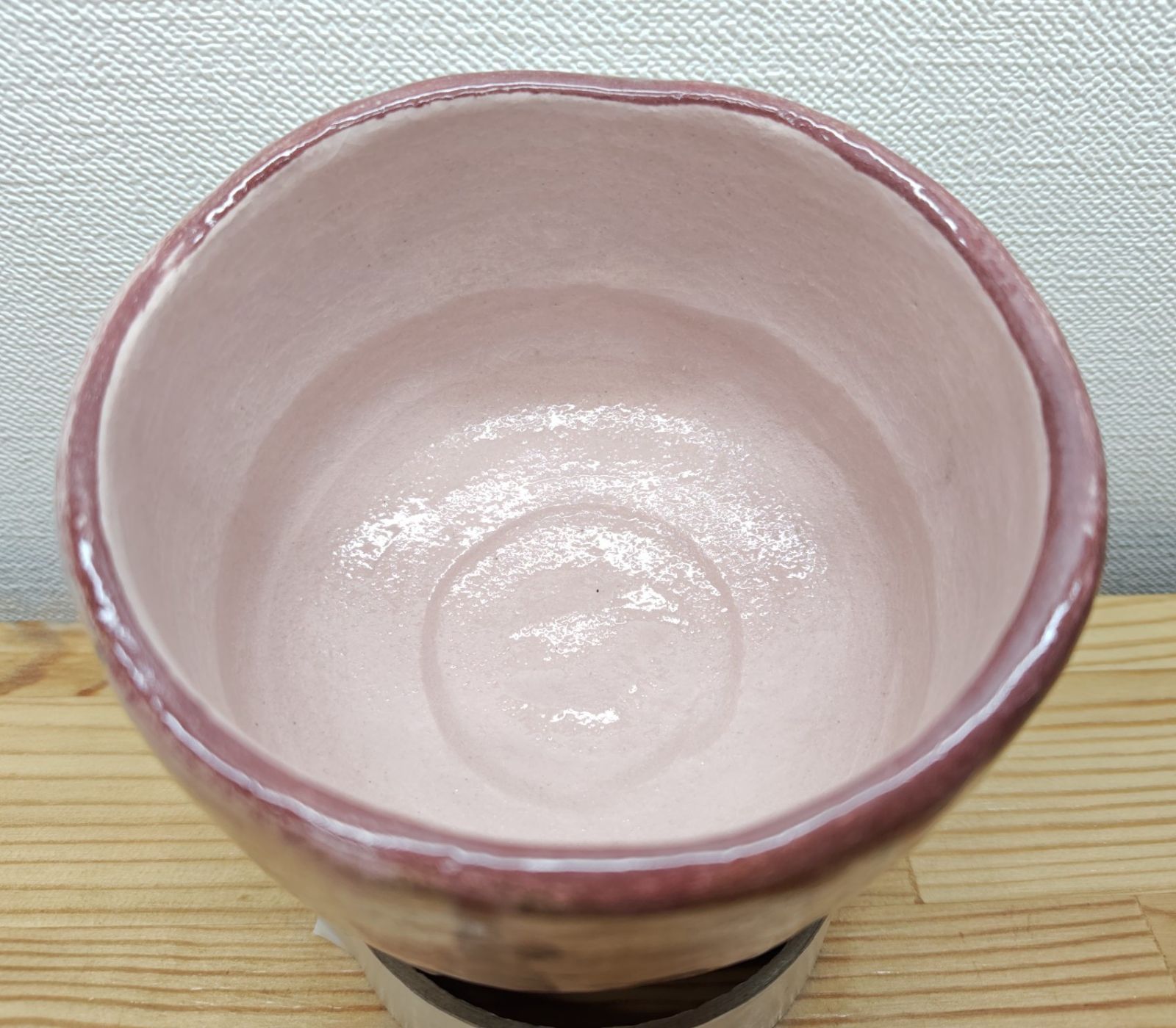 逢絢亭・新品】茶道具 茶碗 楽焼 赤楽 槍梅の絵 吉村楽入 共箱入り