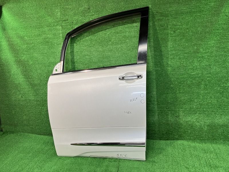 エスクァイア ZWR80G 左フロントドア ハイブリッドGI 7人 ニホンイタ M305 67002-28270 070