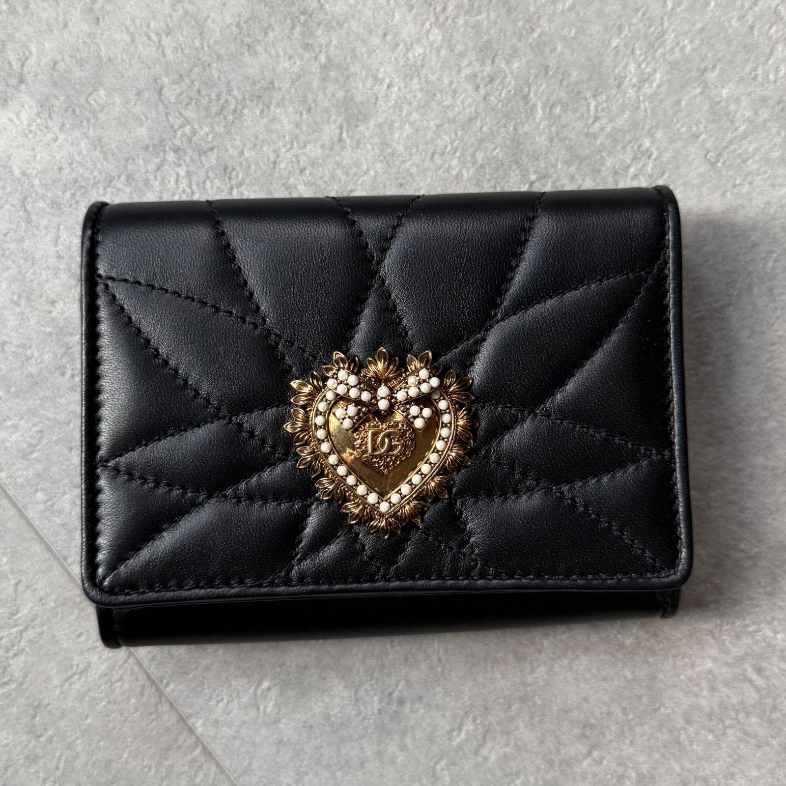 Dolce Gabbana ドルチェ ガッバーナ 三つ折り財布 ディボーション レザー ブラック 金具 ハート パール キルティング