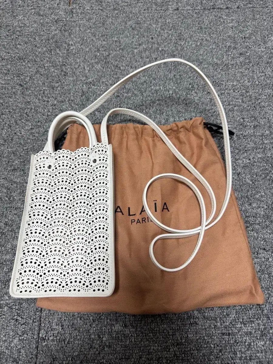 アライア ガランス 携帯 ホルダー バッグ