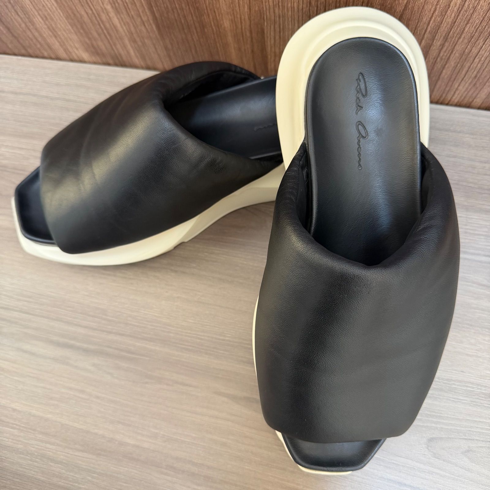 売り尽くし1点 リックオウエンス RICK OWENS GETH PUFFER SLIDE レザーサンダル RU01D3817 ブラック×ミルク サイズ40 約25.0cm相当 メンズ