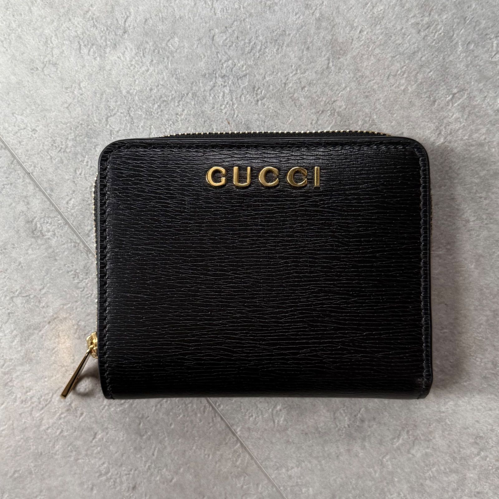 グッチ 二つ折り財布 シマ ゴールド金具 ロゴプレート Wホック ブラック 極美品 GUCCI グッチ スクリプト ミニウォレット 二つ折り財布