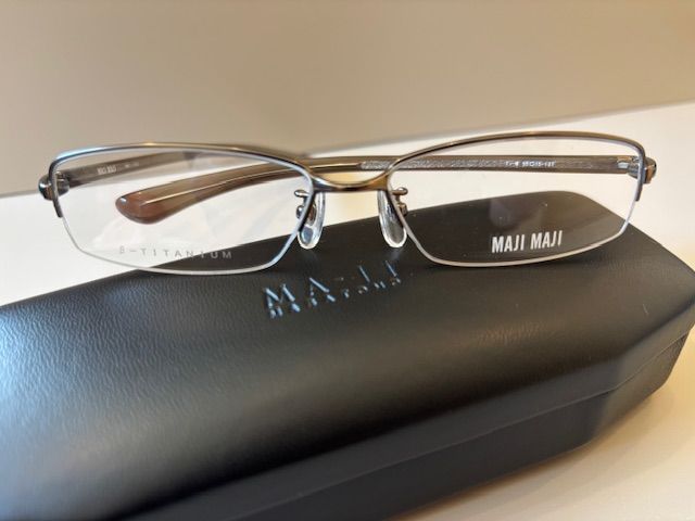 店頭引き上げ品 MA-JI MASATOMO MAJI マジマジ メガネフレーム ケース付き です メガネ アイウェア 橋本倫周 山地正倫周 チタン チタニウム フレーム めがね 眼鏡 おしゃれ 大人 軽い 軽量 ガンメタ