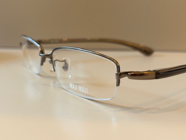店頭引き上げ品 MA-JI MASATOMO MAJI マジマジ メガネフレーム ケース付き です メガネ アイウェア 橋本倫周 山地正倫周 チタン チタニウム フレーム めがね 眼鏡 おしゃれ 大人 軽い 軽量 ガンメタ