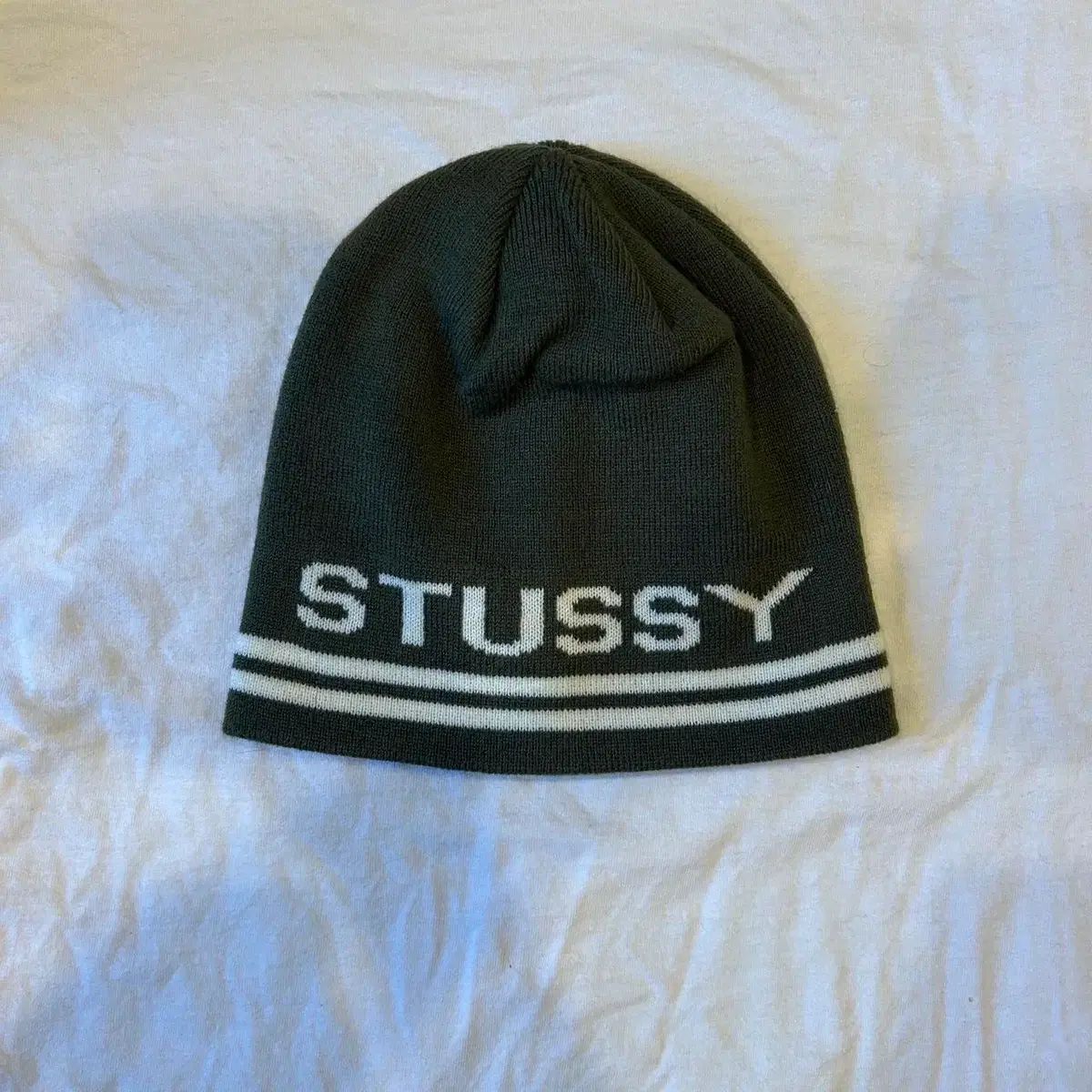 STUSSY ストライプ ロゴ ビーニー ブラック - メルカリ