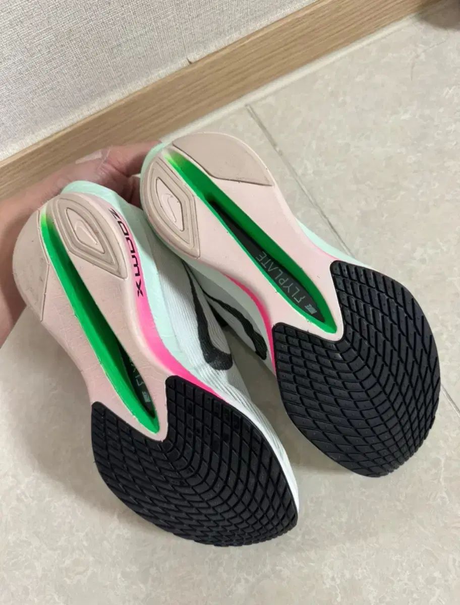 ナイキ ヴェイパーフライ 4 240 ランニングシューズ