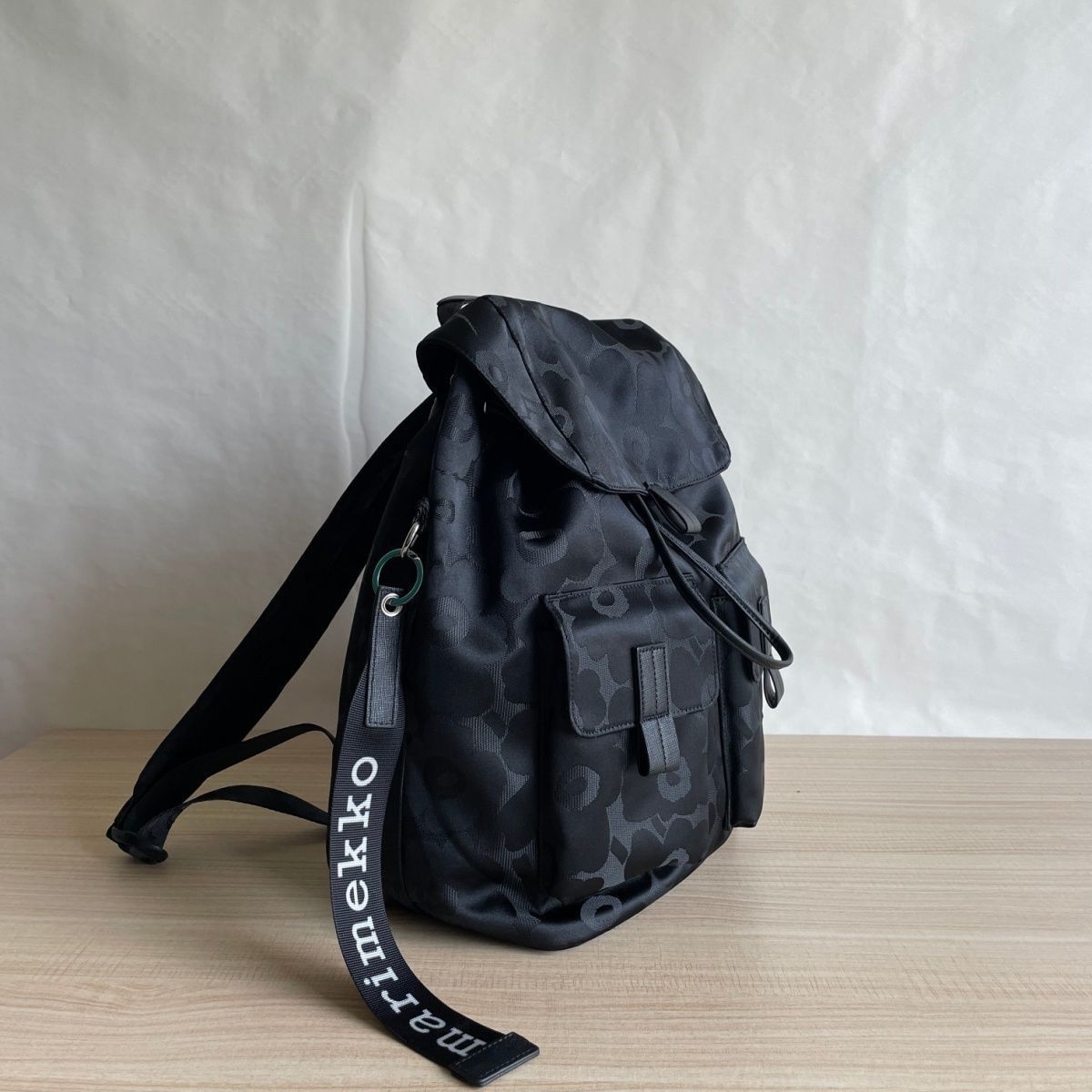 マリメッコ リュック リュックサック ブランド ブラック 黒 デイパック エブリシング バックパック L ソリッド