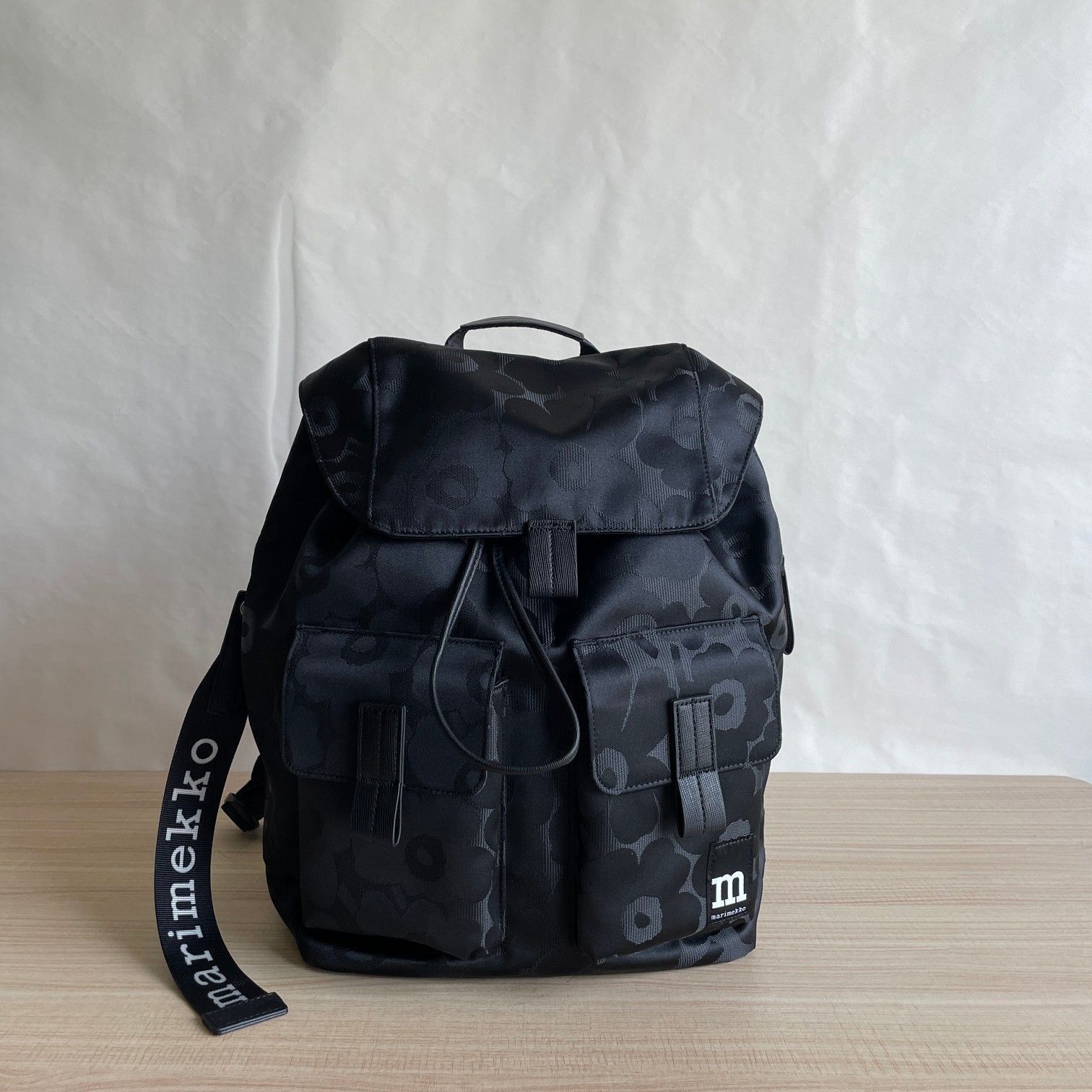超 マリメッコ リュック リュックサック ブランド ブラック 黒 デイパック エブリシング バックパック L ソリッド