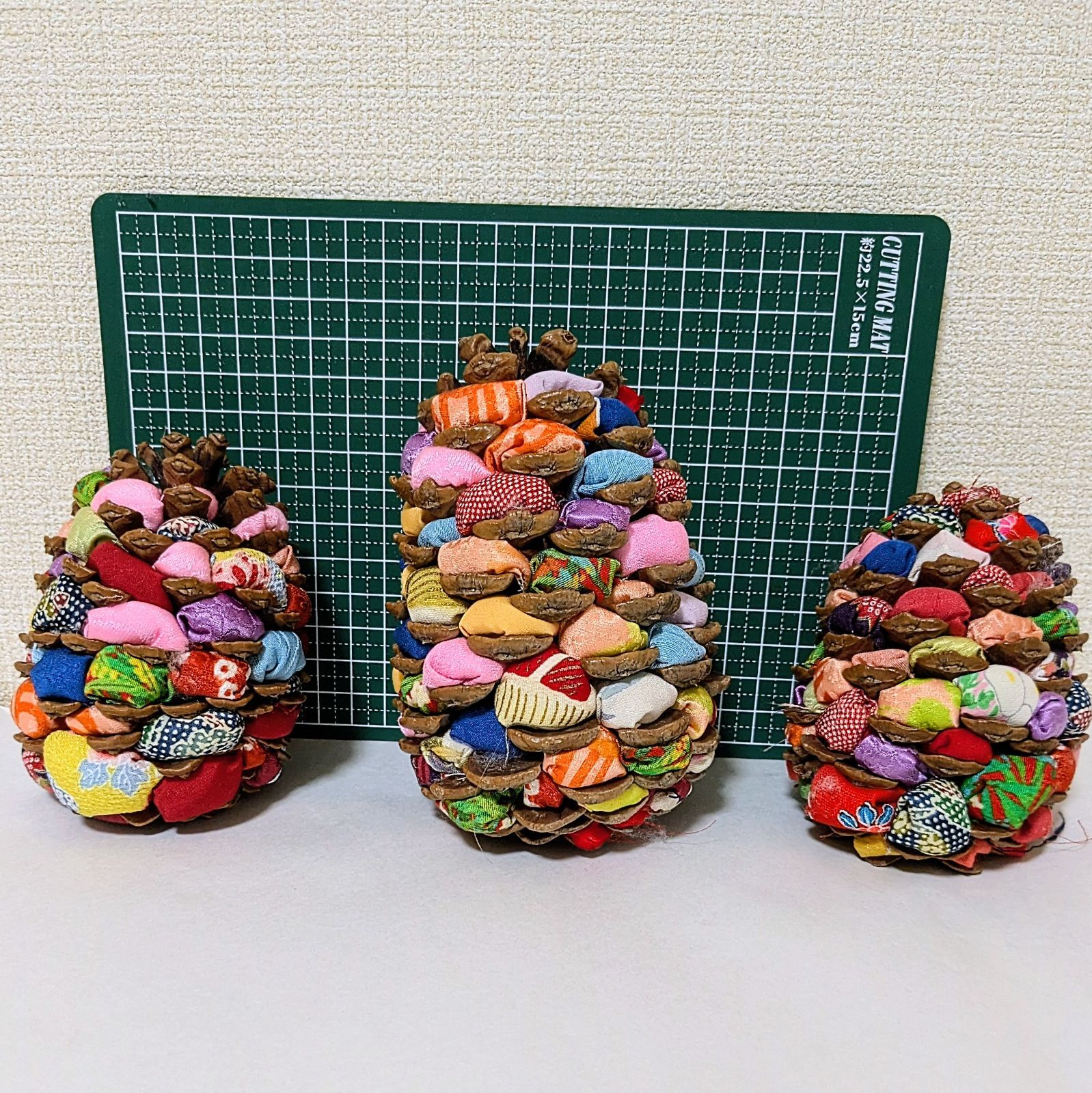 ハンドメイド】ちりめん細工 つまみ細工 松ぼっくり飾り 大3個セット