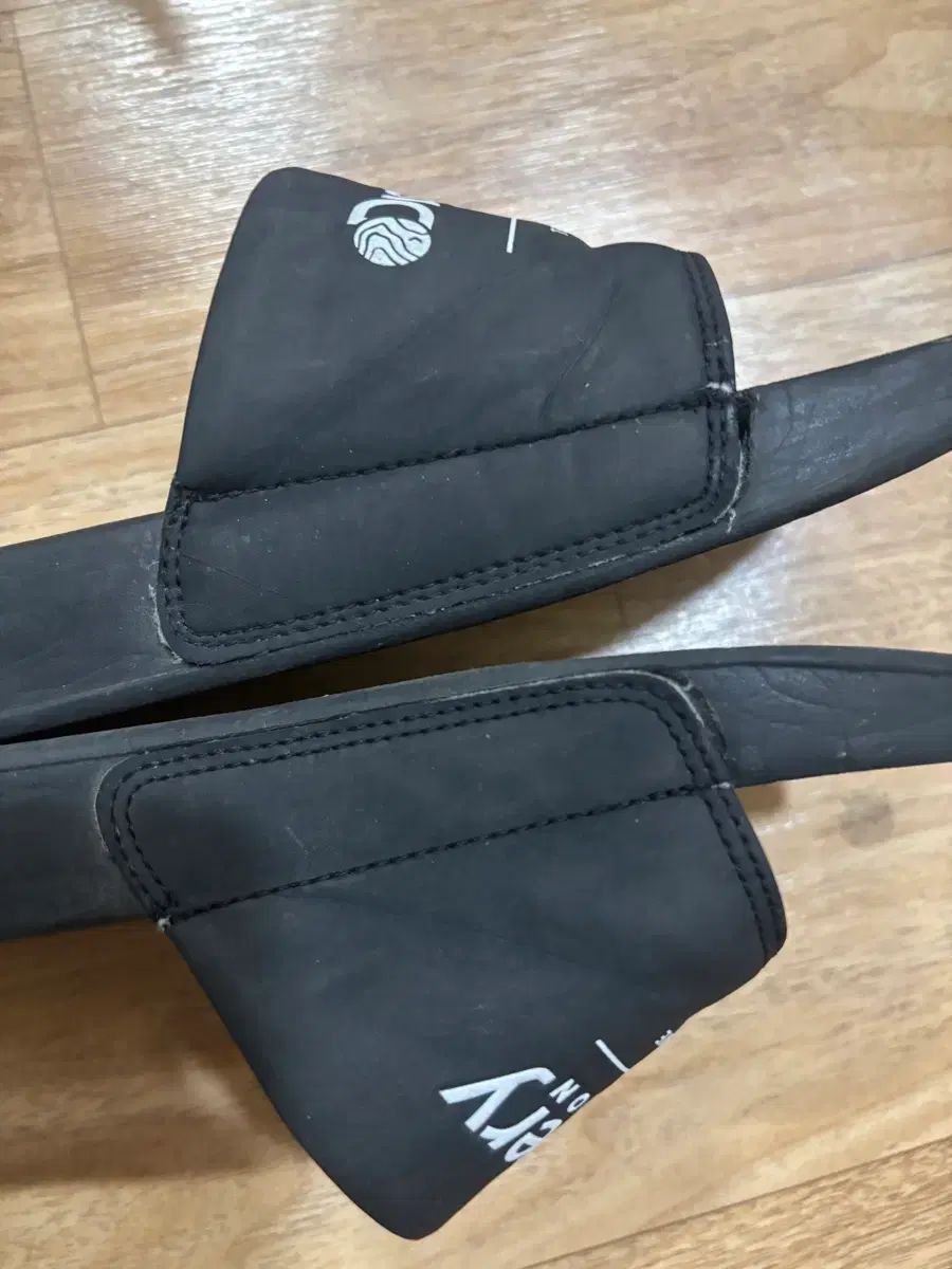 DISCOVERY ブラック スリッパ 260