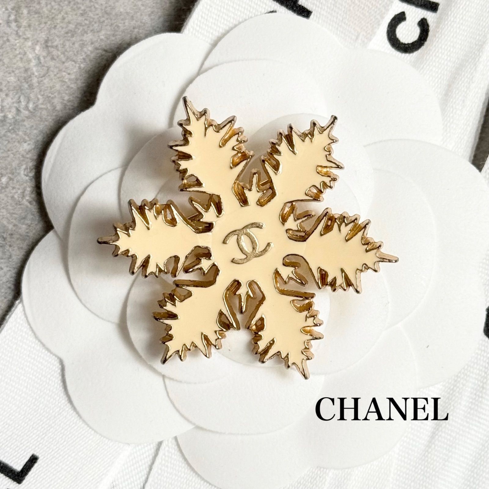 CHANEL シャネル ブローチ スノーフレーク 雪の結晶 アイボリー ゴールド 刻印あり アクセサリー