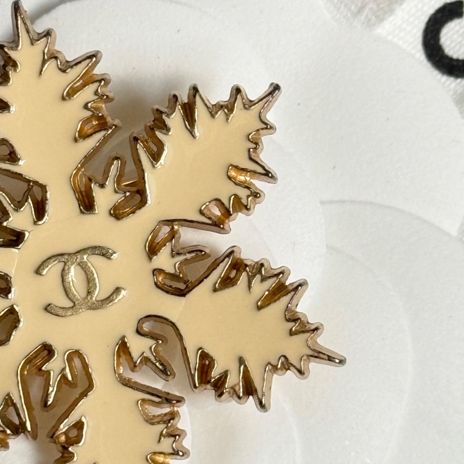  CHANEL シャネル ブローチ スノーフレーク 雪の結晶 アイボリー ゴールド 刻印あり ブローチ コサージュ アクセサリー