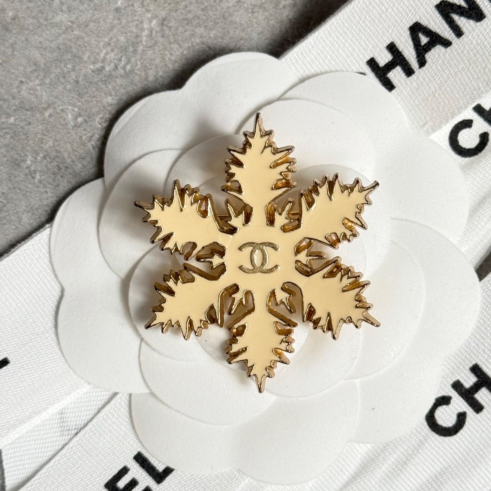 CHANEL シャネル ブローチ スノーフレーク 雪の結晶 アイボリー ゴールド 刻印あり