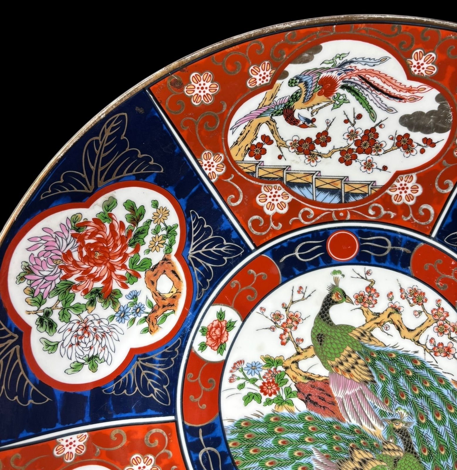 花と孔雀のデザイン 陶器皿 大皿 飾り皿 伊万里 秀峰作 孔雀梅草花文図 絵皿 大皿 丸皿 取り皿 飾り皿 和食器