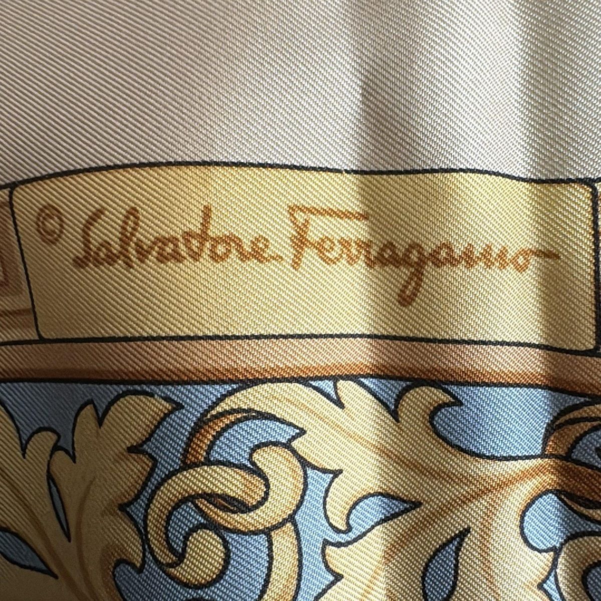 グレーベージュ×ダークイエロー×マルチ オウム