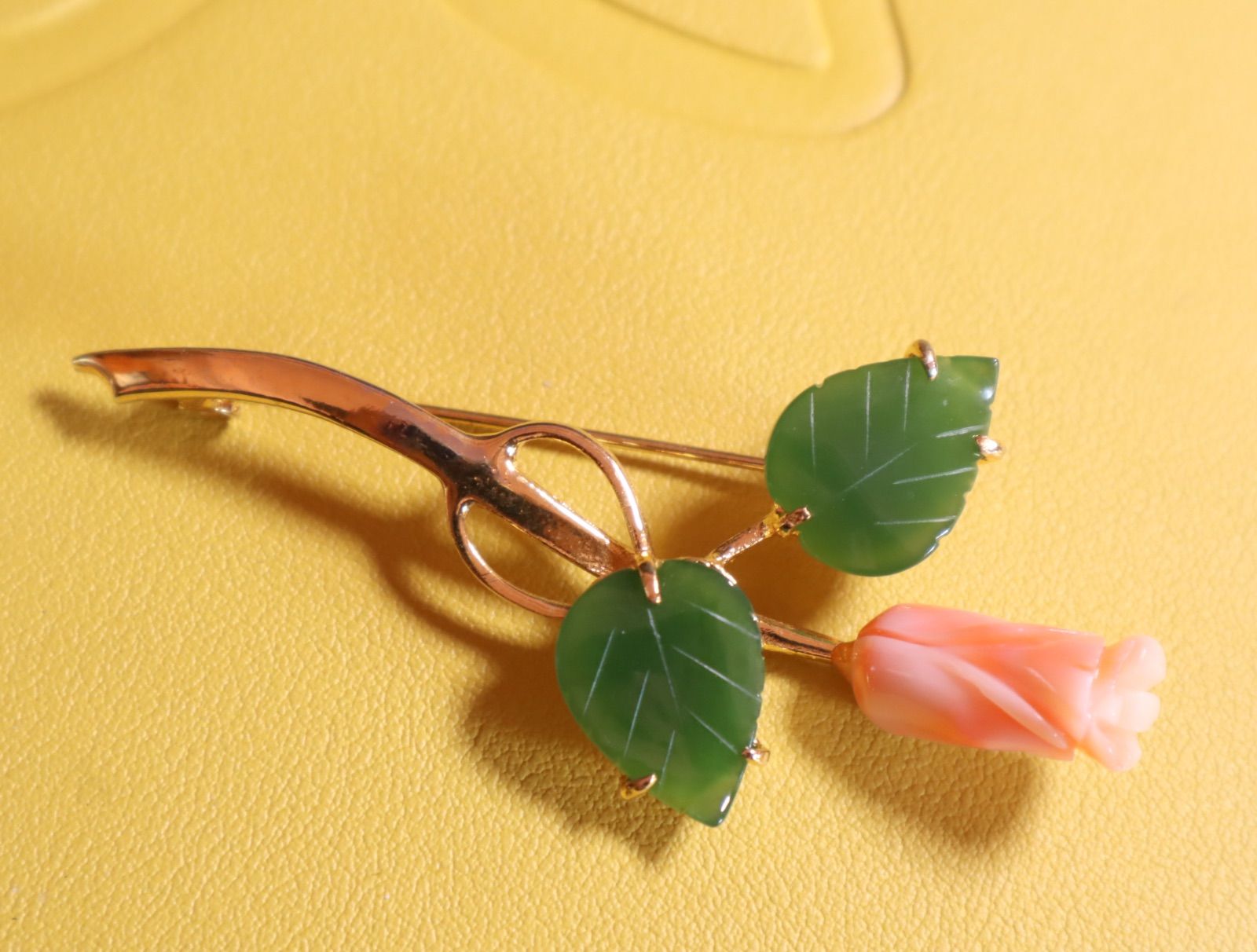 珊瑚 翡翠 ブローチ - メルカリ