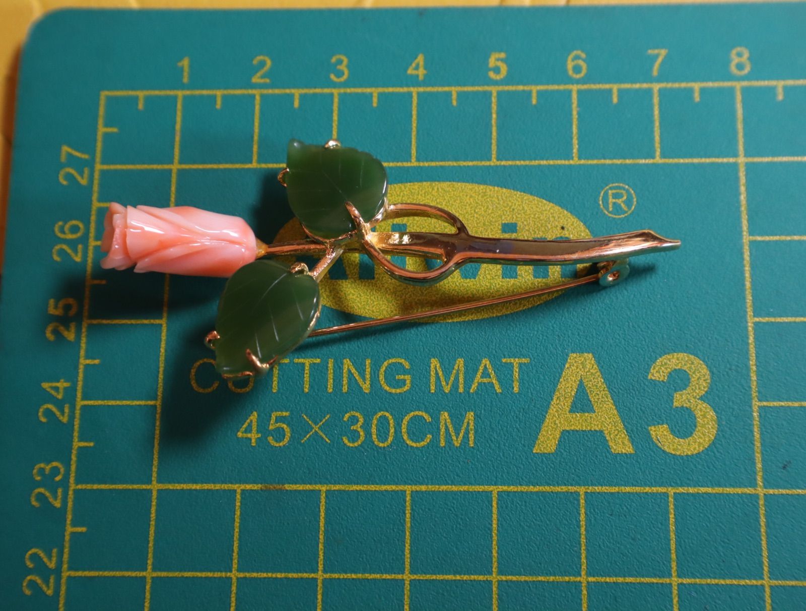 珊瑚 翡翠 ブローチ - メルカリ