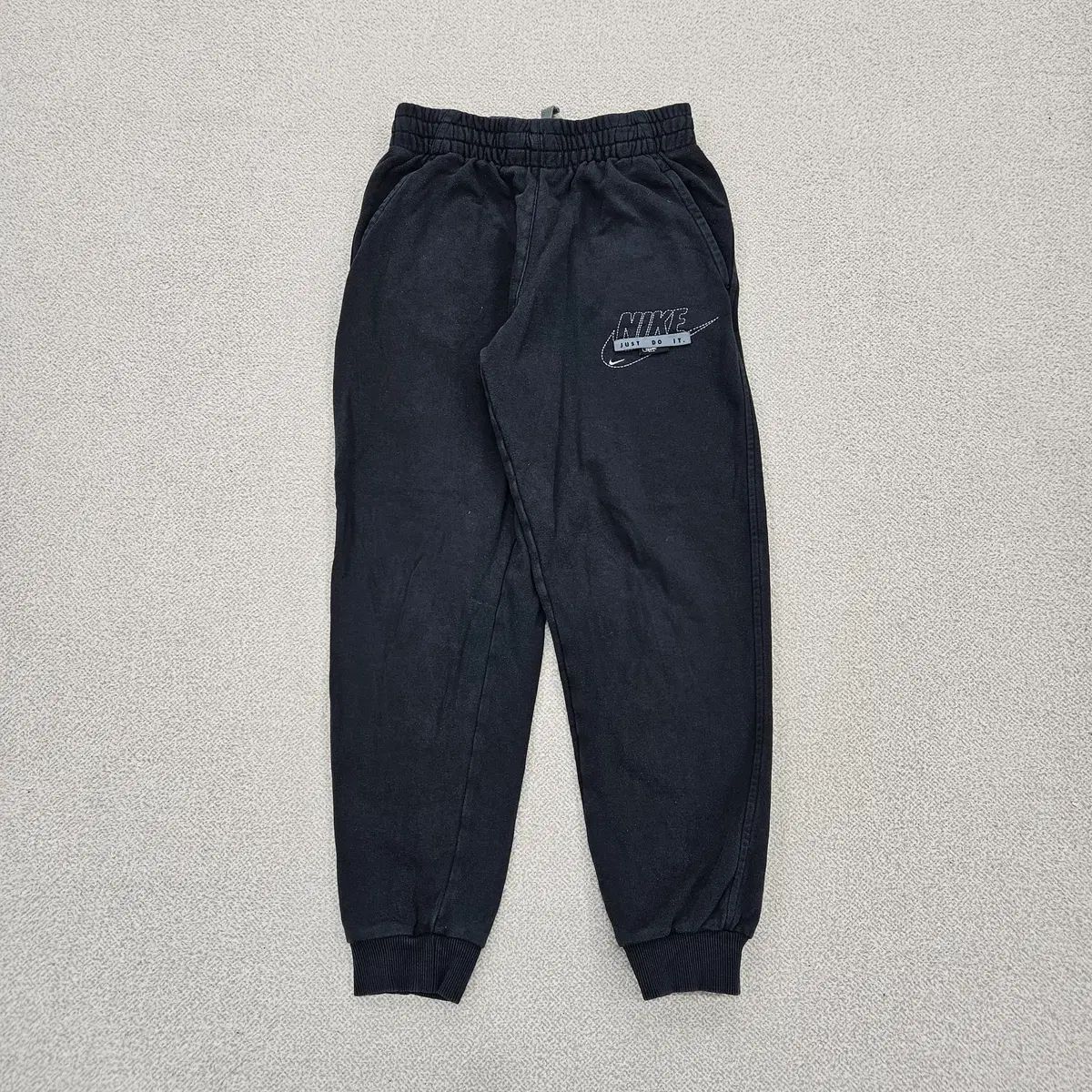 65 NIKE キッズ スウッシュ スモールロゴ ジョガー パンツ ズボン 1204JM1