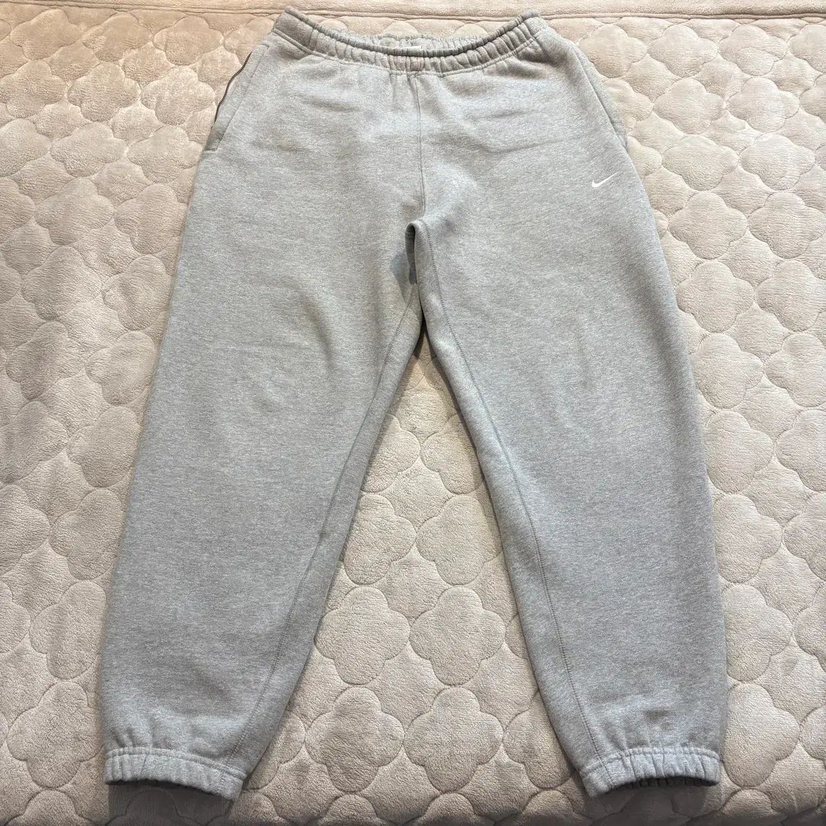 S NIKE ソロ スウッシュ フリース パンツ ダークグレー