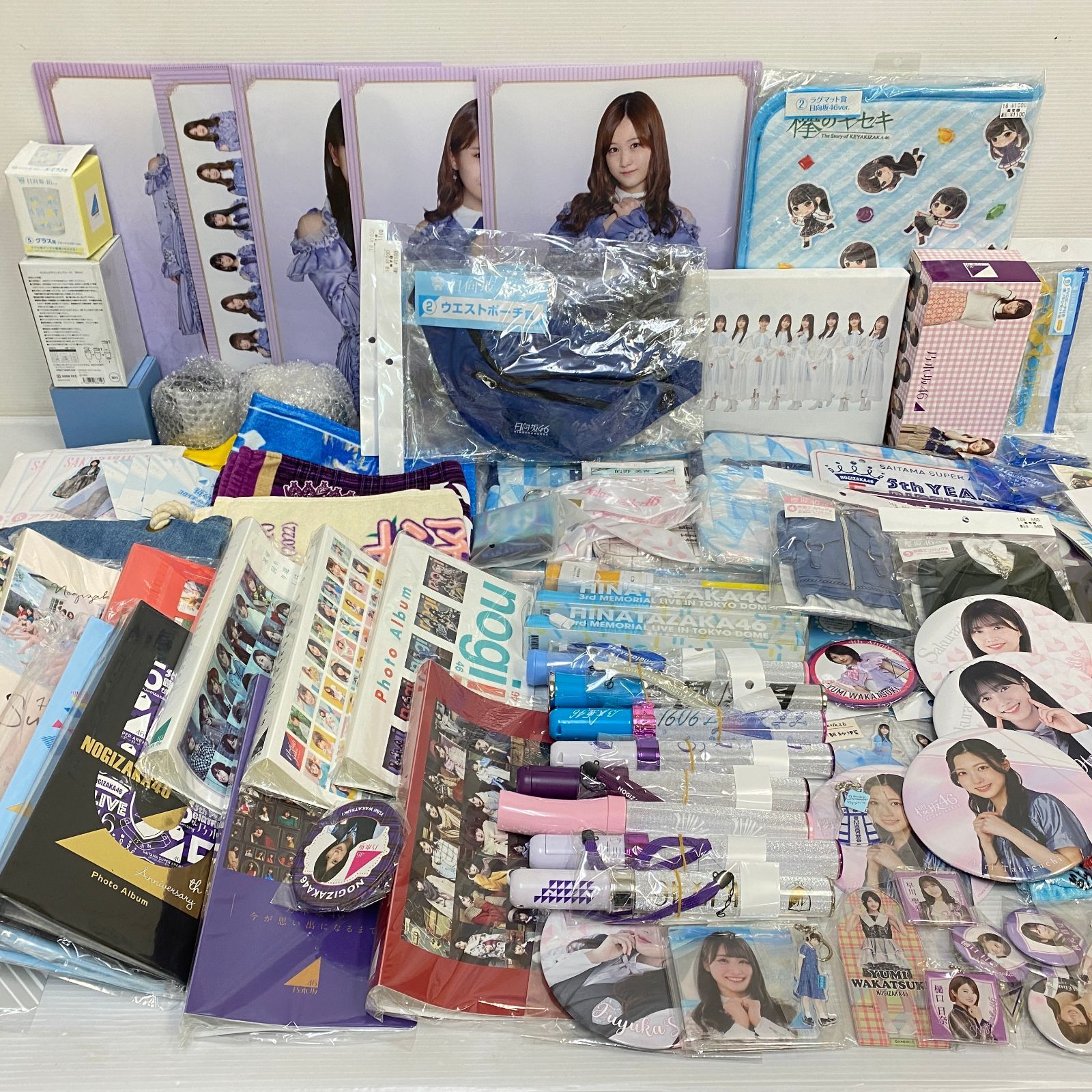 坂道シリーズ グッズ 超大量 まとめ ペンライト アクリルスタンド 缶バッジ マグカップ 等 乃木坂46 日向坂46 櫻坂46 品 smmetc 093152