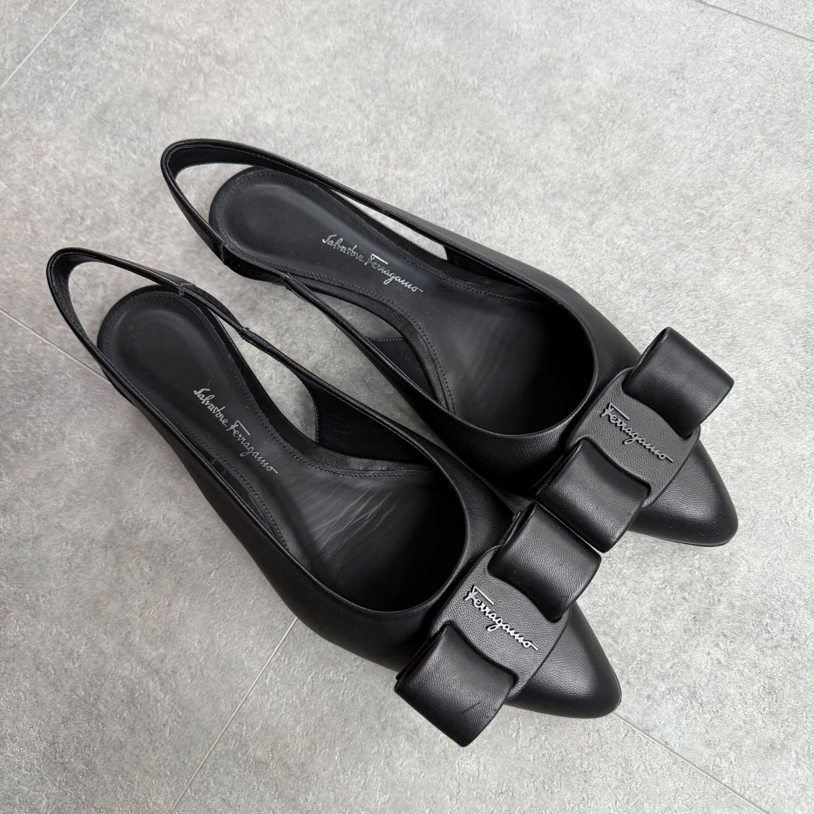 SalvatoreFerragamo サルヴァトーレフェラガモ VIVA スリングバックパンプス ブラック 黒 レザー 7 1 2 D レディースシューズ 24.5 cm ヴァラリボン