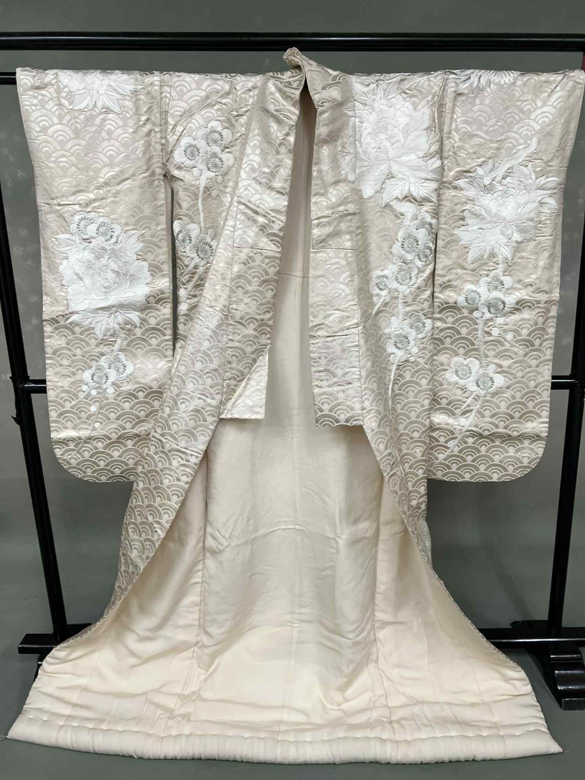貸衣装処分品 生成り銀色刺繍白打掛 鶴 豪華刺繍 打掛