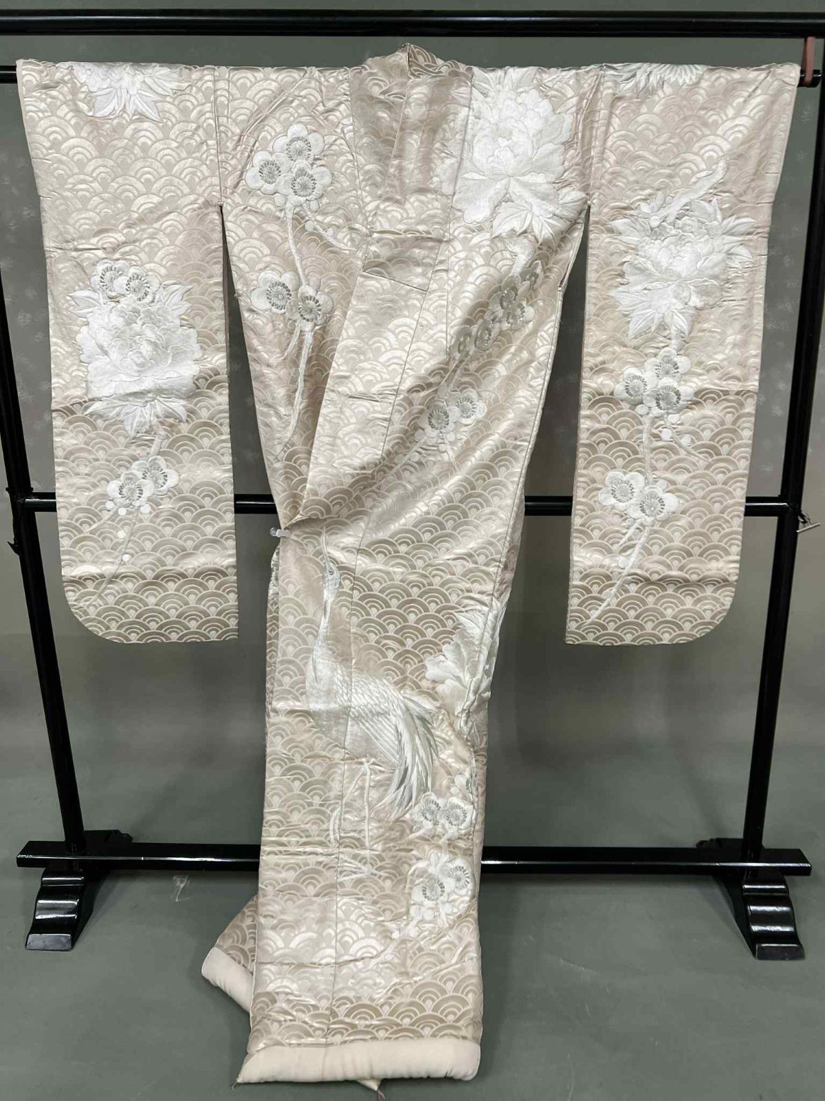 貸衣装処分品 生成り銀色刺繍白打掛