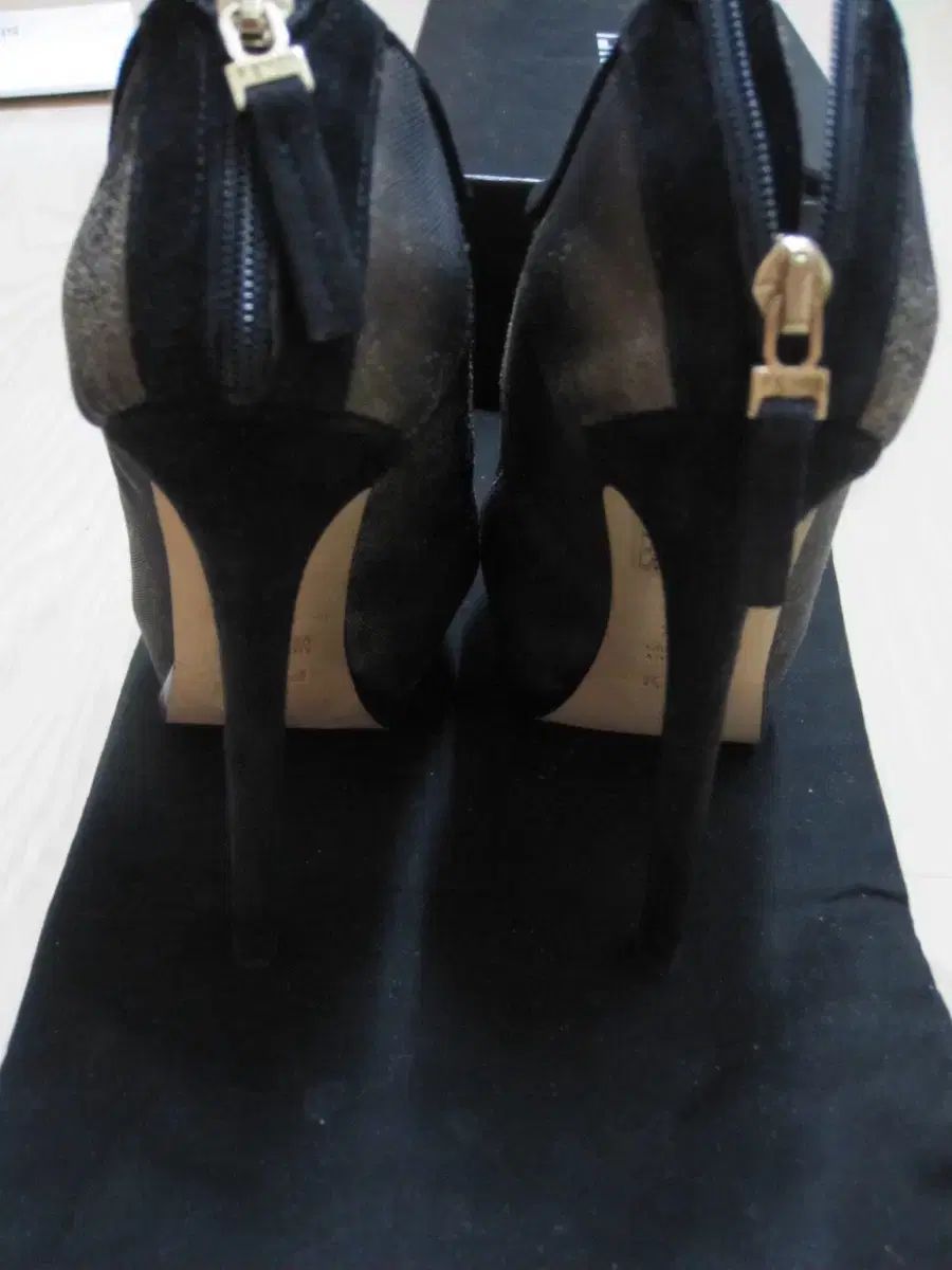 正規品 FENDI フェンディ 靴 スキントーン サテン ブラック シースルー ヒール シューズ FENDI パンプス　　新品未使用！