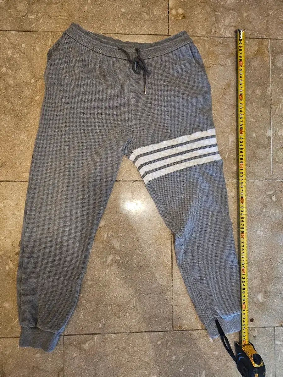 トム ブラウン グレー スウェット ジョガー パンツ