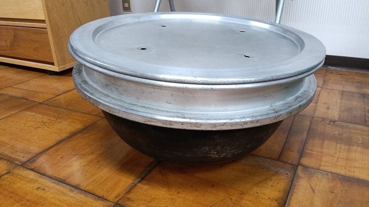 巨大な鍋 蓋の直径約58㌢高さ 蓋した状態で 約30㌢ 炊き出し 業務用