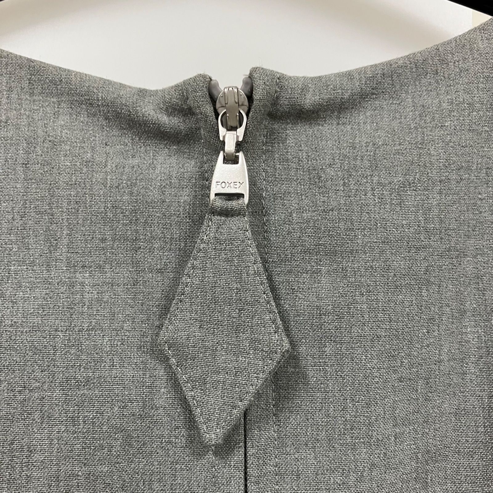 美品★ フォクシー　ワンピース　ノースリーブ　グレー　38 紙タグあり CC3 FOXEY NEW YORK フォクシーニューヨーク グレーワンピース ひざ丈