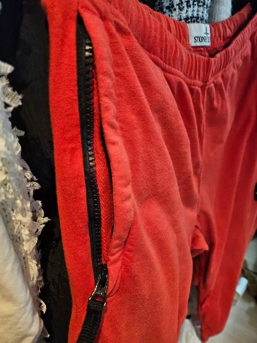 STONE ISLAND ストーンアイランド レッド トレーナー ズボン