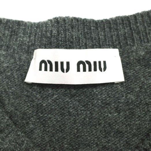 新品 MIU MIU ミュウミュウ バージンウール クルーネックカーディガン 2024年モデル DNA02U S000 13WS 44 チャコールグレー ニット MIU MIU ミュウミュウ バージンウール クルーネックカーディガン 2024