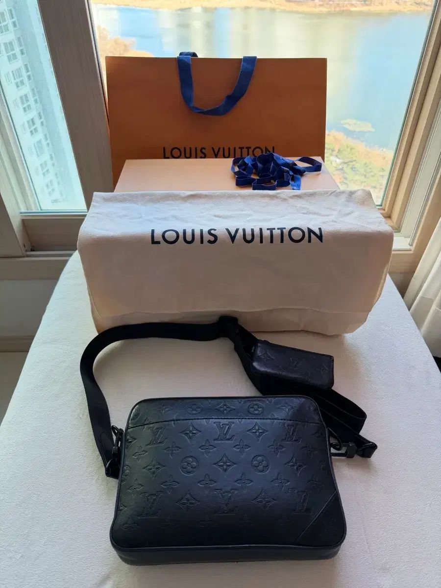 ルイヴィトン シャドウ デュオ メッセンジャーバッグ