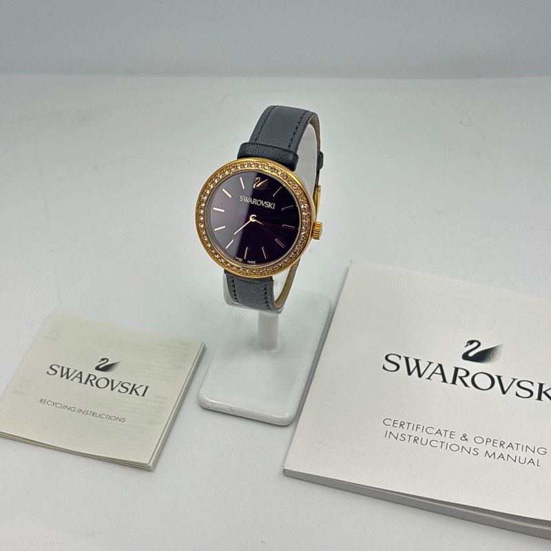 電池交換済 稼働品 スワロフスキー レディース 腕時計 5213671 デイタイムウォッチ クオーツ クリスタルベゼル バーガンディ パープル系 紫|ゴールド ベルトに劣化あり HS 5-3-5