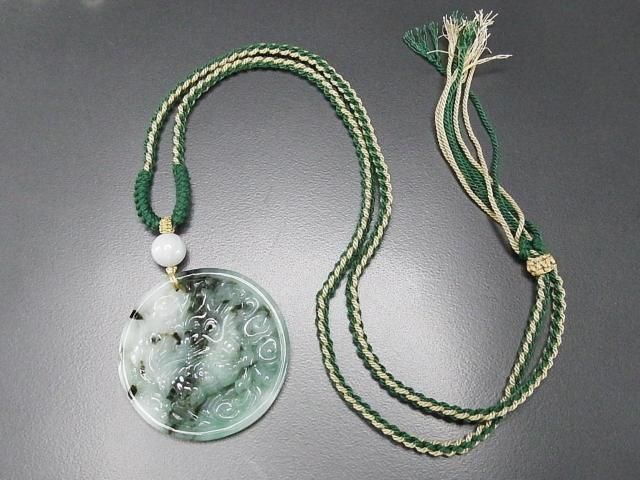 天然石柄入りひすい本翡翠麒麟キリン彫りペンダント木綿紐ネックレス