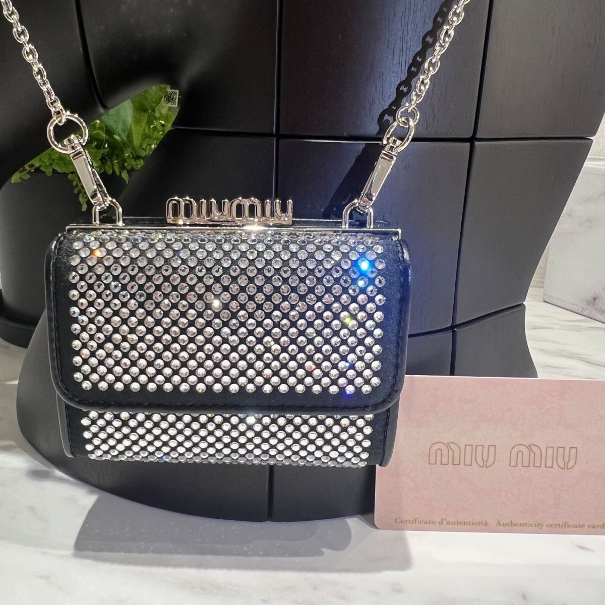 アイテム 箱 カード 保存袋 ホリデーシーズンに活躍アイテム miumiu ミュウミュウ ショルダーストラップ付き財布 ナッパレザー 上質