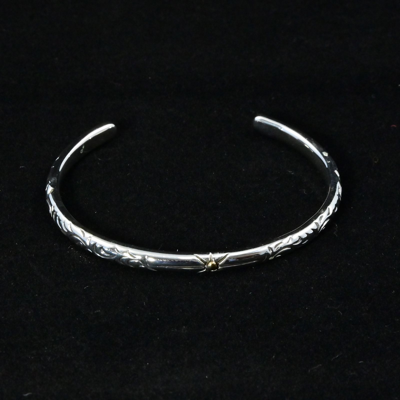 太陽の象徴を纏う静かな力 ゴールドワンポイント 唐草彫刻 シルバー925バングル