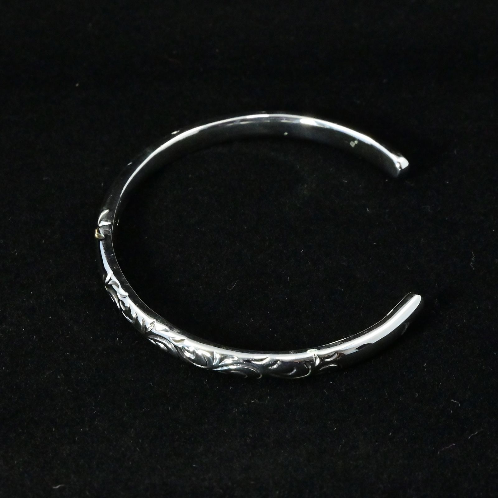 太陽の象徴を纏う静かな力｜ゴールドワンポイント×唐草彫刻 シルバー925バングル