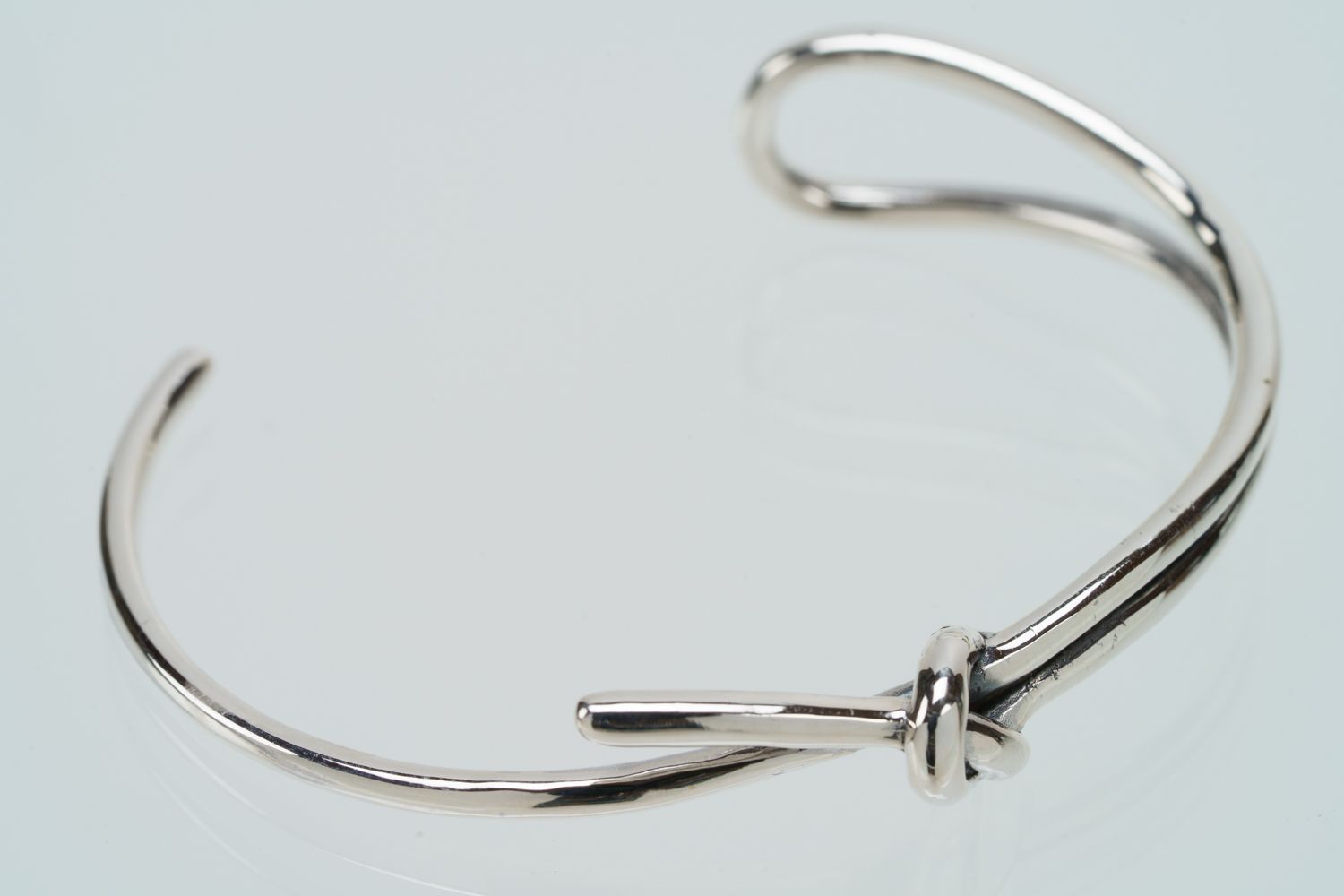 永遠を結ぶ静かな輝き｜結び目モチーフ