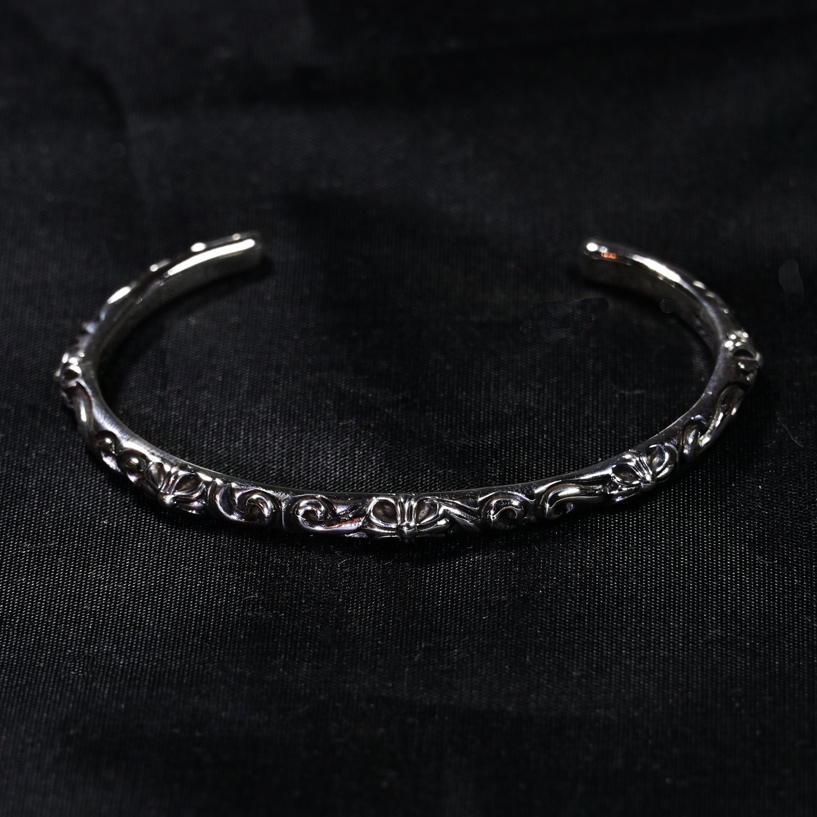 静かに宿る信念と美意識 クロス 唐草が描くシルバー925 スクロールバングル