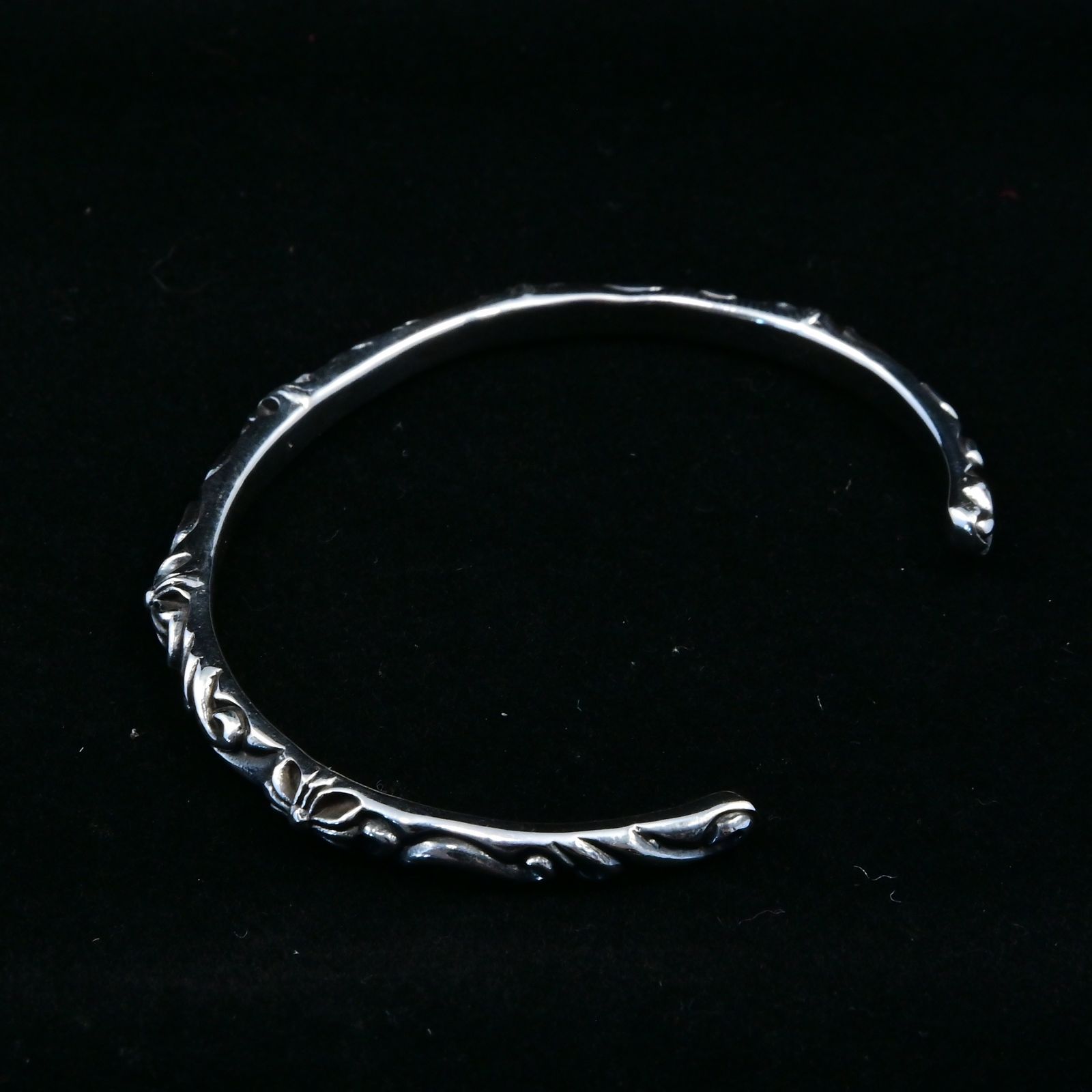 静かに宿る信念と美意識｜クロス×唐草が描くシルバー925 スクロールバングル