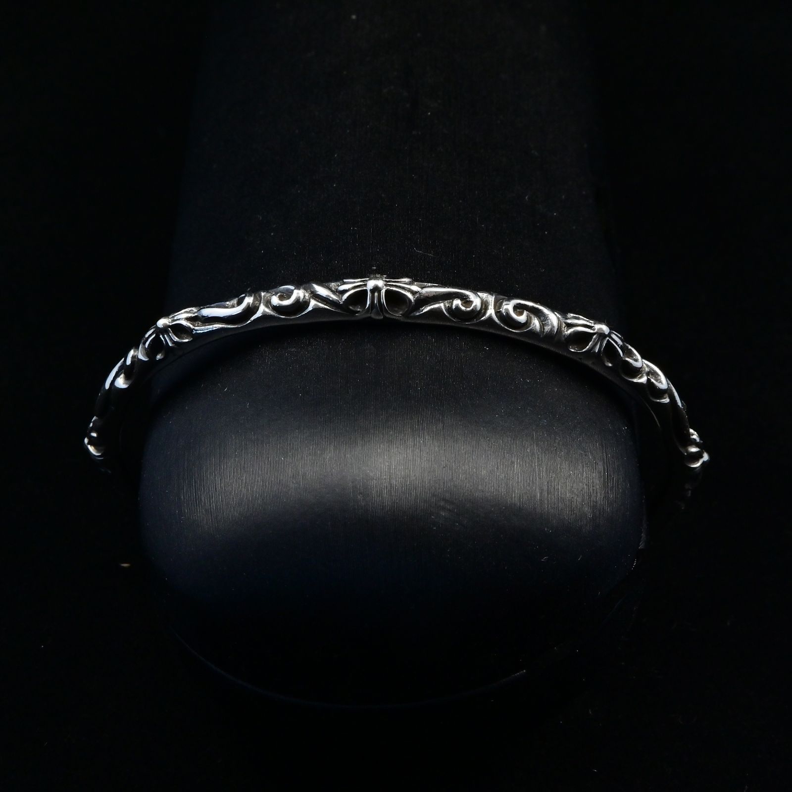 静かに宿る信念と美意識｜クロス×唐草が描くシルバー925 スクロールバングル