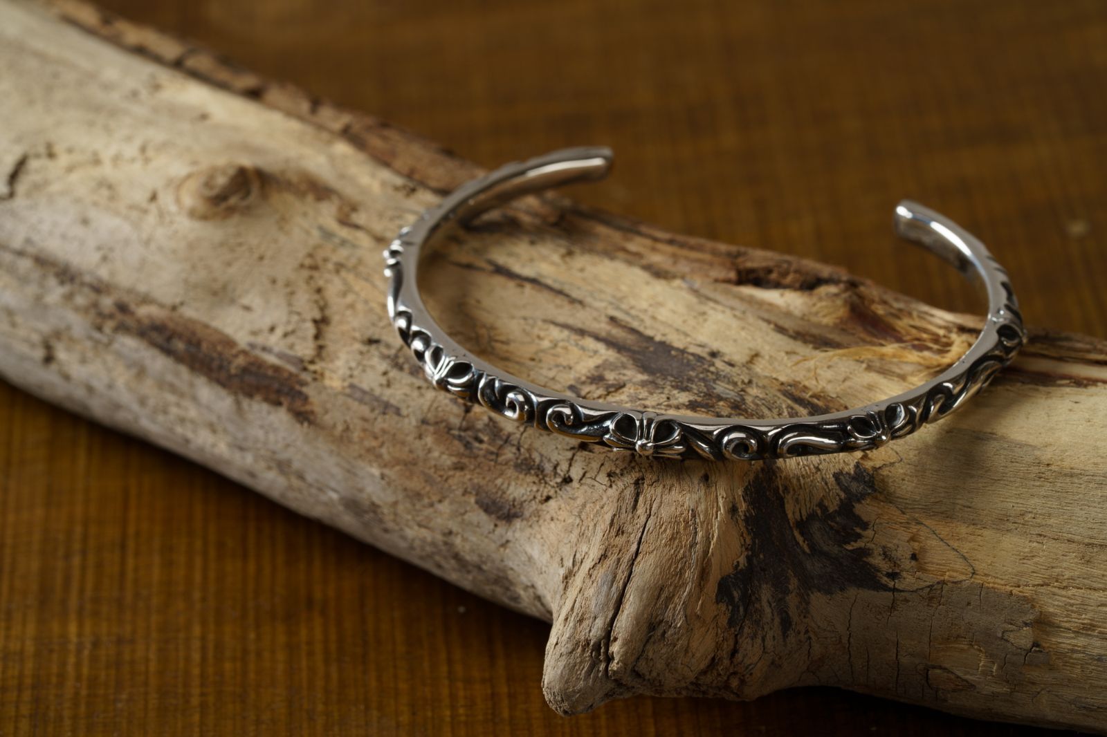 静かに宿る信念と美意識｜クロス×唐草が描くシルバー925 スクロールバングル