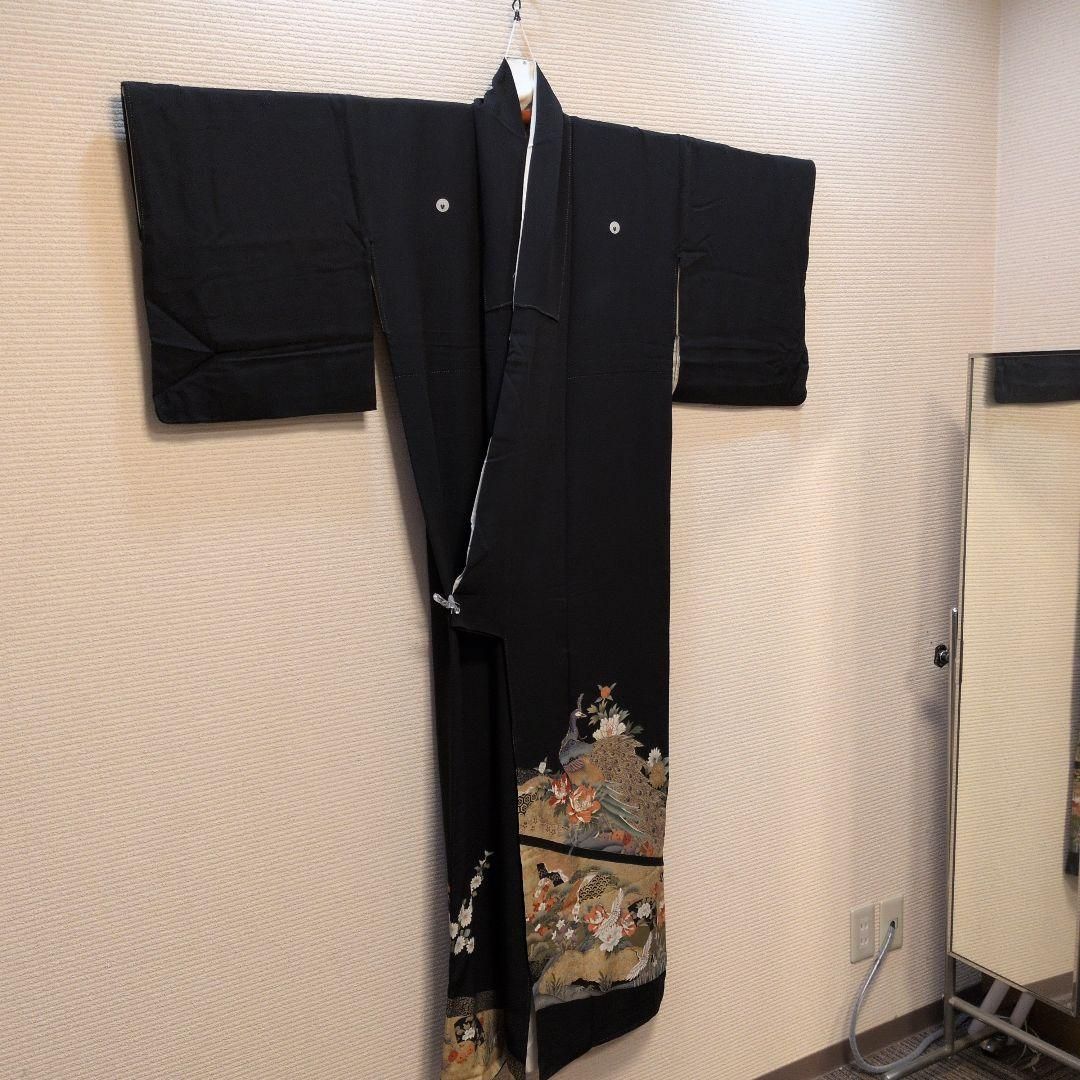 BR09.正絹黒留袖 金駒使い孔雀に菊花柄刺繍 【比翼仕立・五つ紋