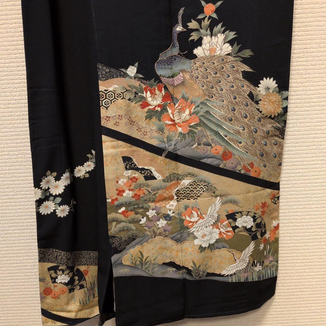 BR09.正絹黒留袖 金駒使い孔雀に菊花柄刺繍 【比翼仕立・五つ紋
