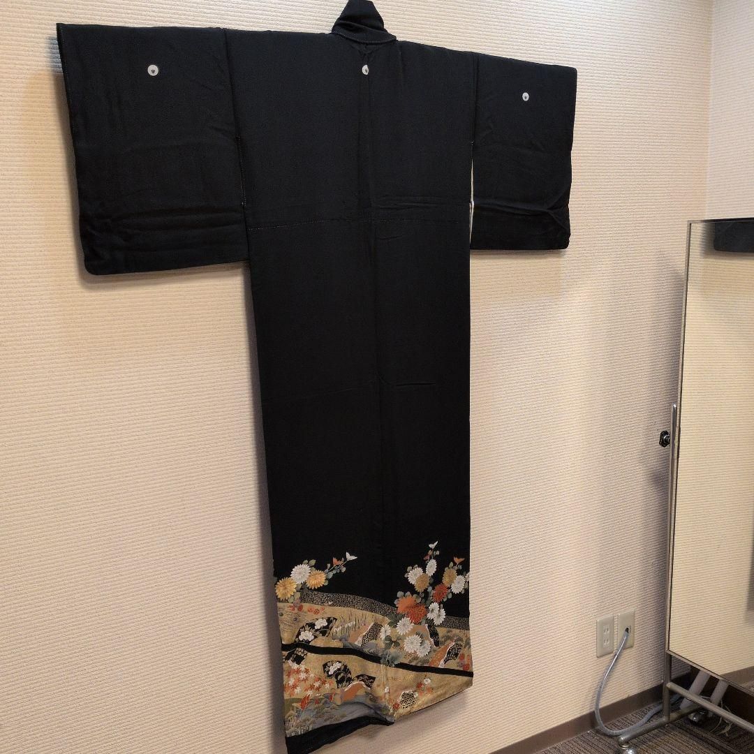 BR09.正絹黒留袖 金駒使い孔雀に菊花柄刺繍 【比翼仕立・五つ紋