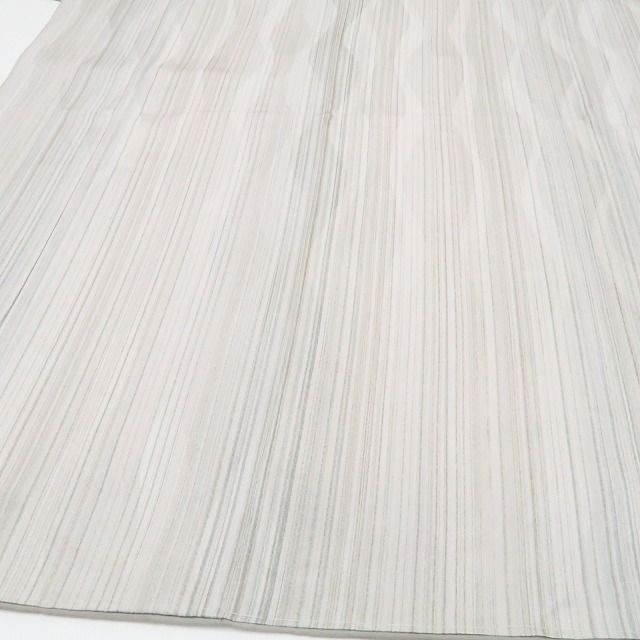 仕付け糸付”洗練の縦縞が日常に上質を添える”小紋